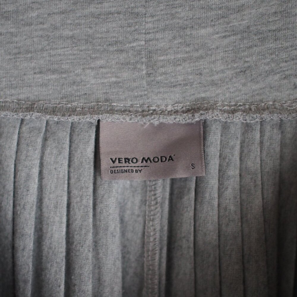 Vero Moda | Beautiful Grey Pleated Midi Skirt - Picture 2 of 4